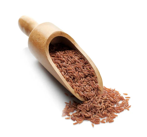 Colher de madeira com arroz vermelho — Fotografia de Stock