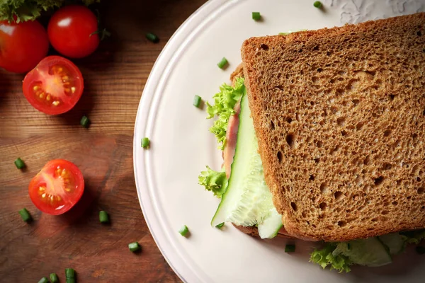 Plaat voor smakelijke sandwich met verse komkommer — Stockfoto