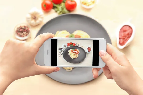 Mujer fotografiando sabroso plato —  Fotos de Stock