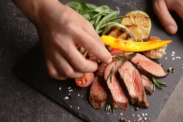 Chef decorando sabrosa carne jugosa —  Fotos de Stock