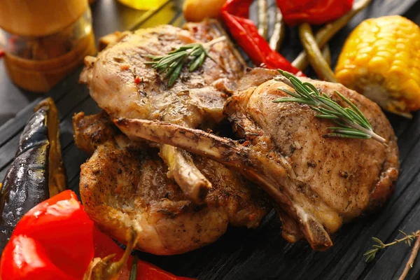 Plateau en bois avec viande grillée — Photo