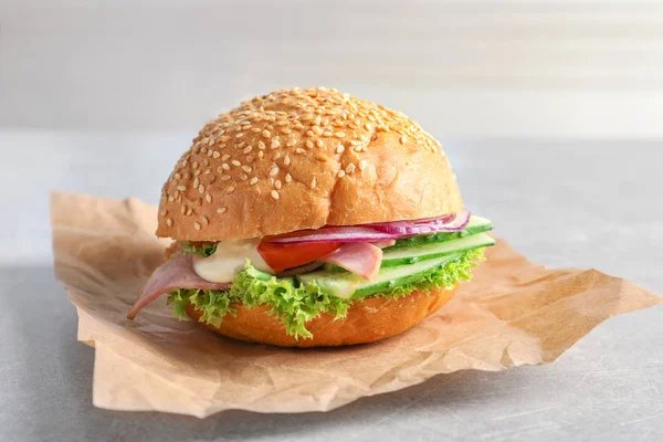 Sanduíche saboroso com pepino fresco — Fotografia de Stock