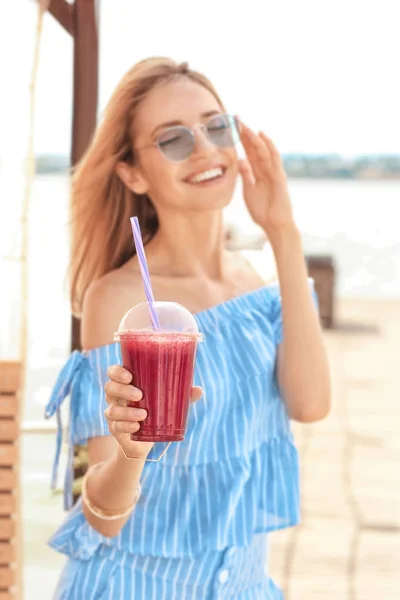 Young woman with fresh smoothie — Stock Photo, Image