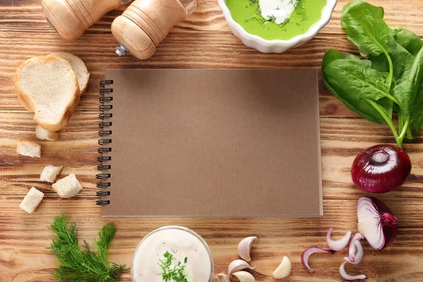 Samenstelling met notitieboekje en ingrediënten voor spinazie soep — Stockfoto