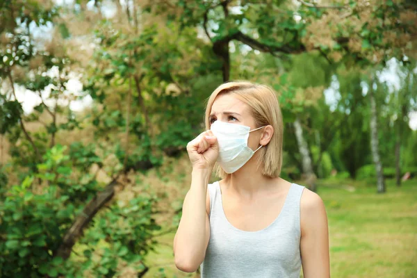 Mujer joven con alergia al aire libre — Foto de Stock