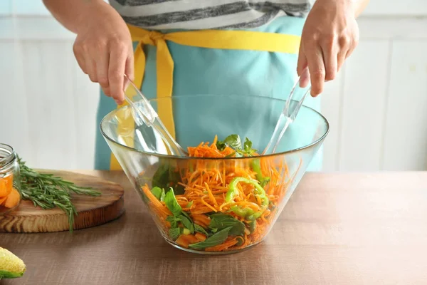 Femme faisant la salade de carottes — Photo