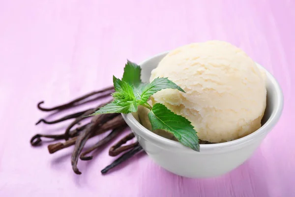 Delicious vanilla ice cream — Stock Photo, Image