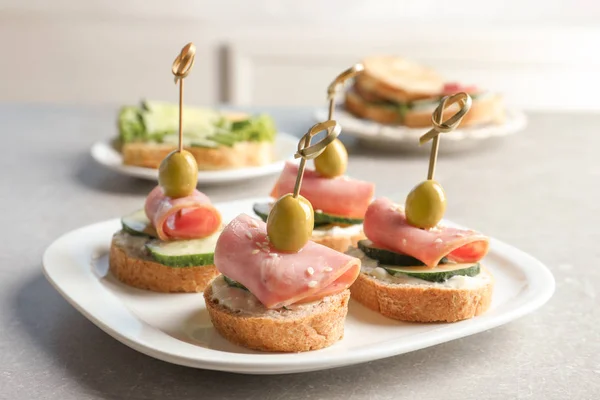 Prato de deliciosos canapés — Fotografia de Stock