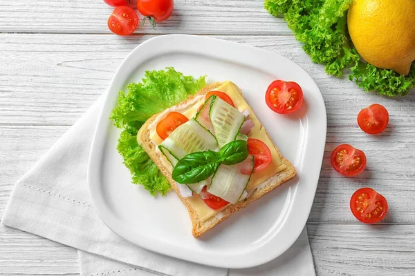 Teller mit leckeren Sandwiches mit frischen Gurken — Stockfoto