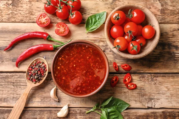 Skład z sosem chili w misce — Zdjęcie stockowe