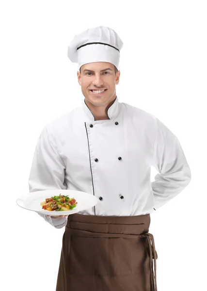 Chef macho joven sosteniendo plato con ensalada sobre fondo blanco — Foto de Stock
