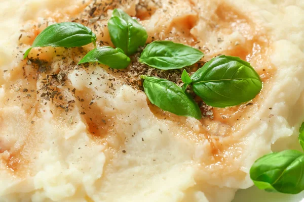 Fesleğen ve et suyu, closeup ile patates püresi