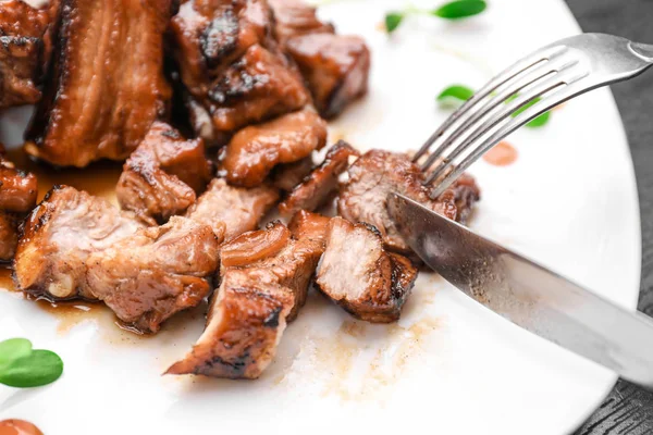 Beyaz seramik plaka üzerinde sulu pirzola