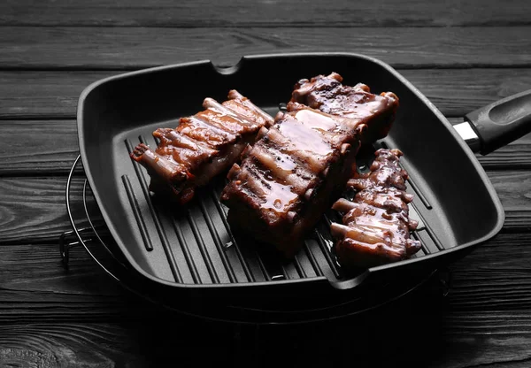 Sartén con costillas sabrosas —  Fotos de Stock