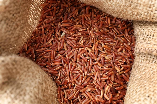 Saco com arroz de carga vermelho — Fotografia de Stock
