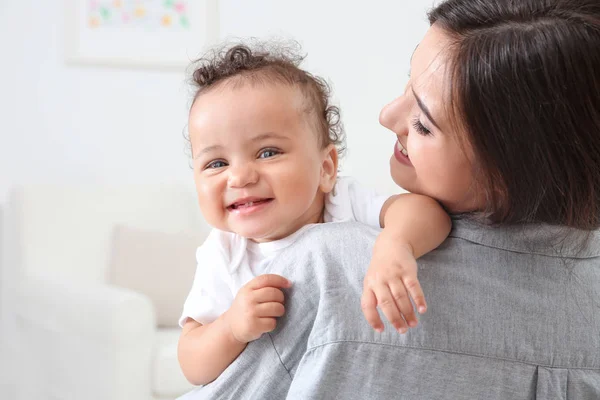 Mutter hält süßes Baby nach dem Baden in der Hand — Stockfoto