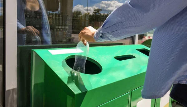 Donna gettando bottiglia di plastica nel cestino — Foto Stock