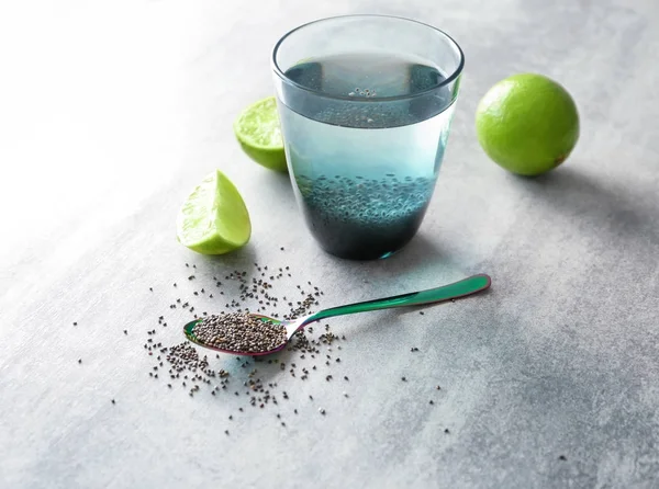 Samenstelling met chia zaden, kalk en glas water — Stockfoto