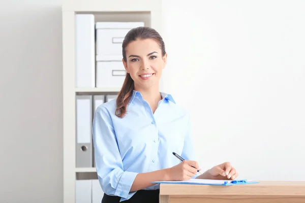 Unga kvinnliga receptionisten — Stockfoto