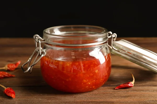 Lahodná omáčka chilli v jar — Stock fotografie