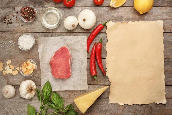 Composición de la carne cruda con verduras y papel — Foto de Stock