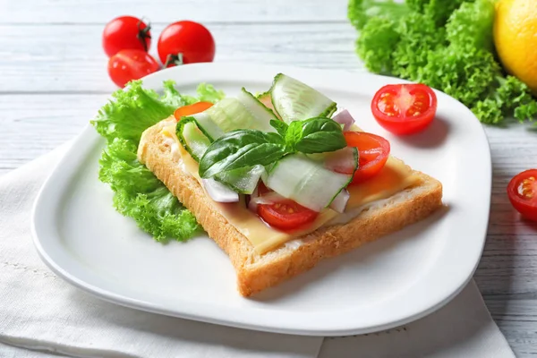 Plate of tasty sandwiches with fresh cucumber — Stock Photo, Image