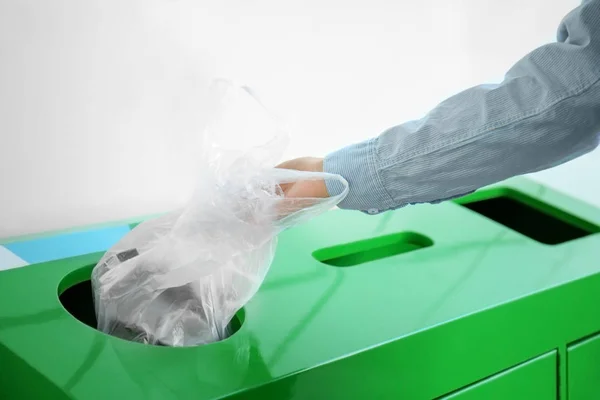 Donna gettando sacchetto di plastica nel cestino — Foto Stock