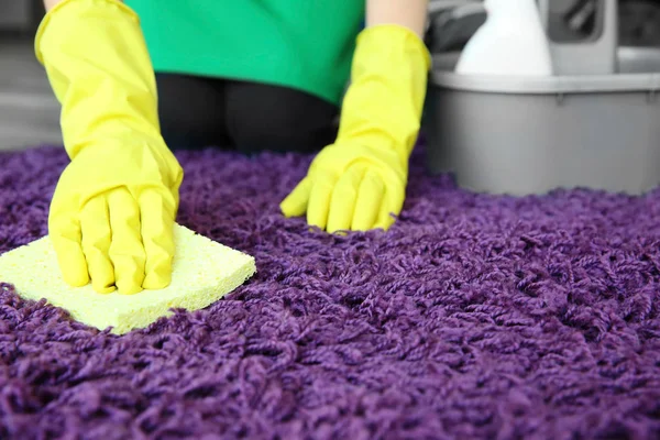 Kvinna rengöring mattan i rummet — Stockfoto