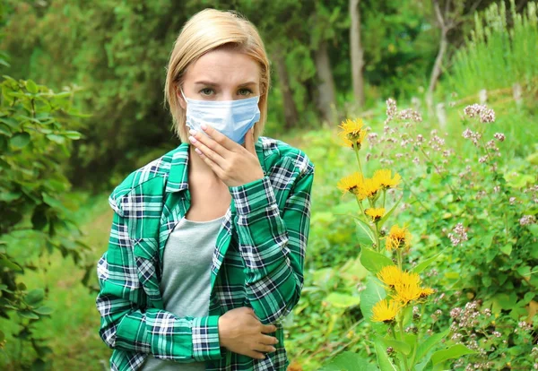 Mujer joven con alergia al aire libre — Foto de Stock