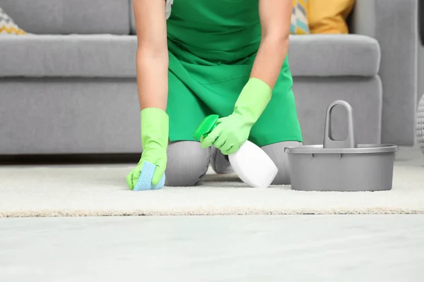 Homem tapete de limpeza na sala de estar — Fotografia de Stock