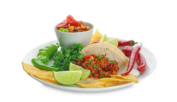 Chili con carne en tazón con papas fritas, tortillas y verduras —  Fotos de Stock