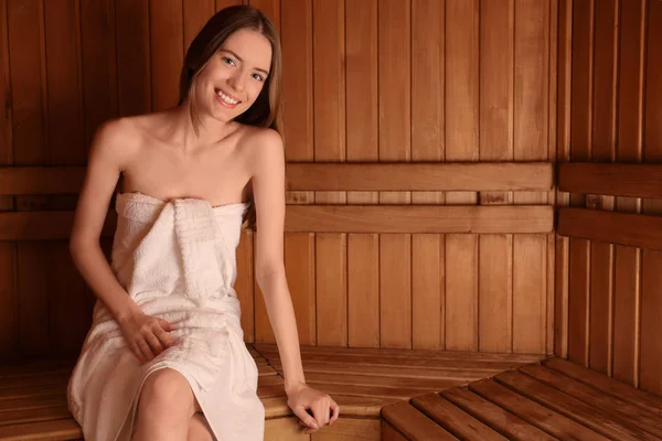 Mujer joven sentada en un banco de madera —  Fotos de Stock
