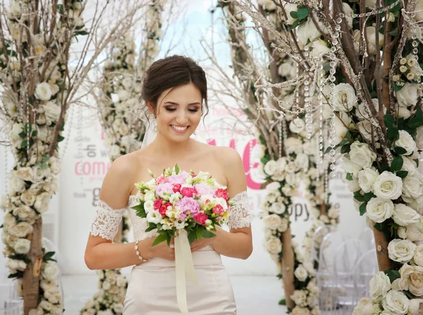 Hermosa novia en el día de la boda, en interiores — Foto de Stock