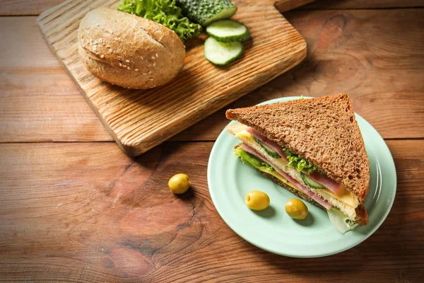 Тарілка смачного бутерброда зі свіжим огірком — стокове фото