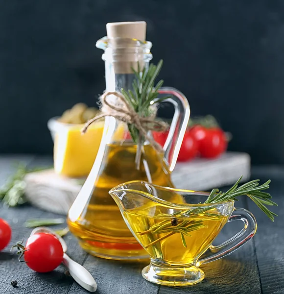 Composição com óleo de alecrim e tomates em mesa de madeira — Fotografia de Stock