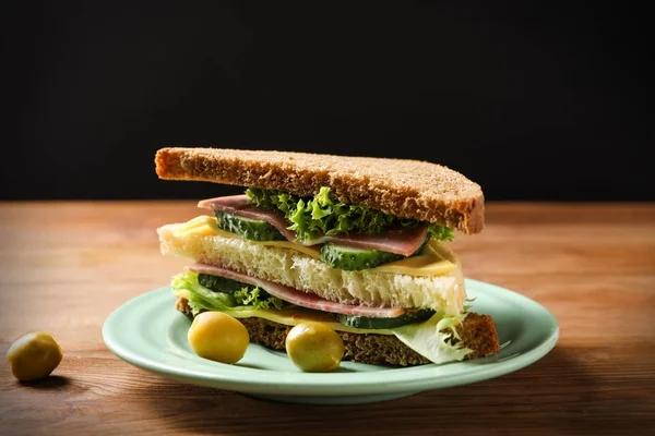 Plate of tasty sandwich with fresh cucumber — Stock Photo, Image