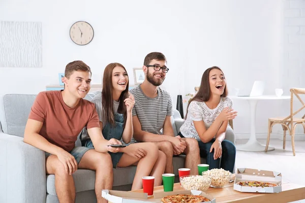 Friends watching TV at home — Stock Photo, Image