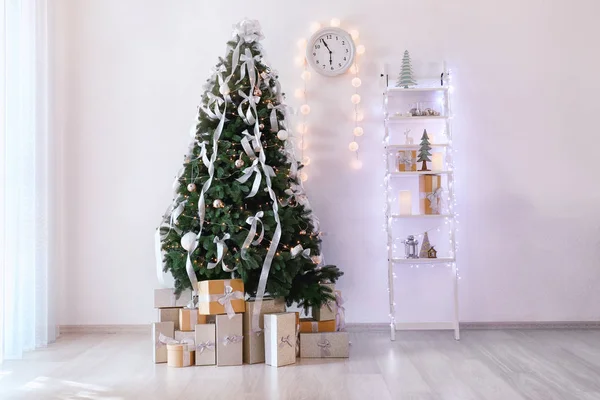 Árbol de Navidad decorado con regalos en sala de luz —  Fotos de Stock