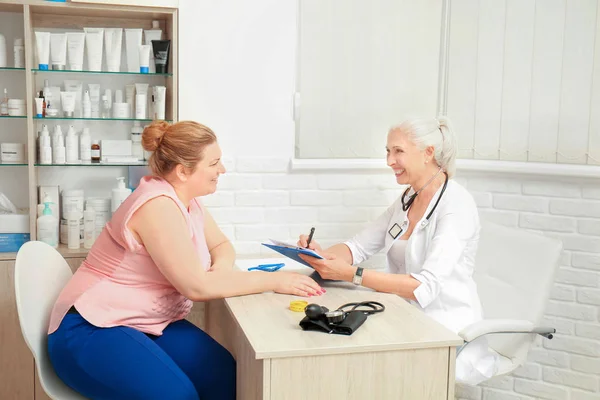 Женщина с избыточным весом, консультация в офисе врача — стоковое фото