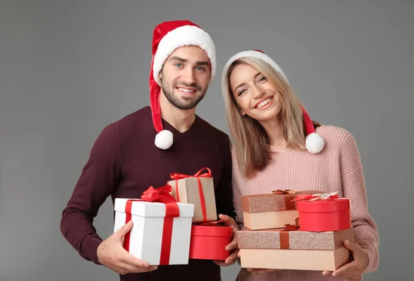 Jeune couple avec cadeau de Noël — Photo