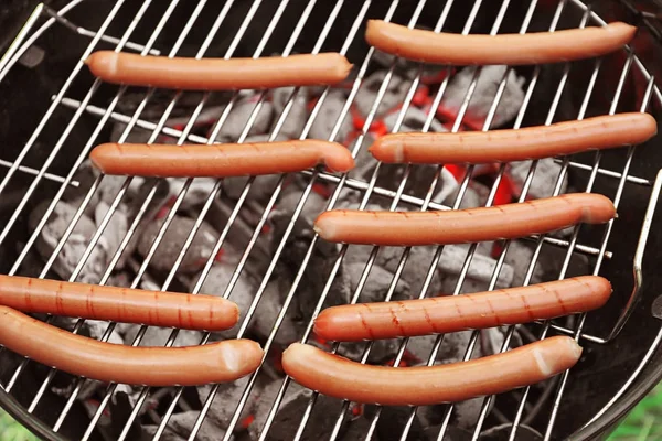 Salsicce sul barbecue Grill — Foto Stock