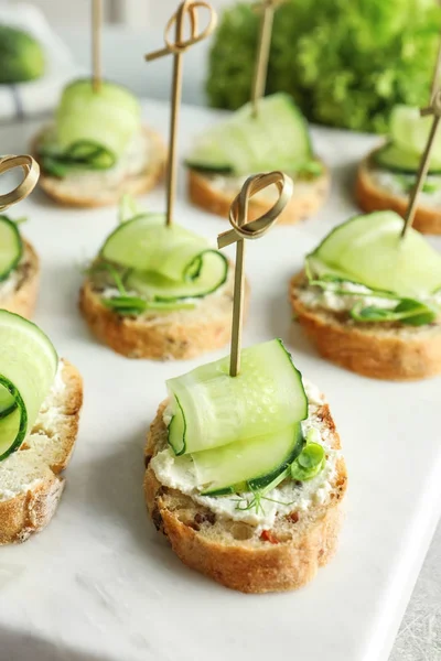 Leziz kanepeler tabak 