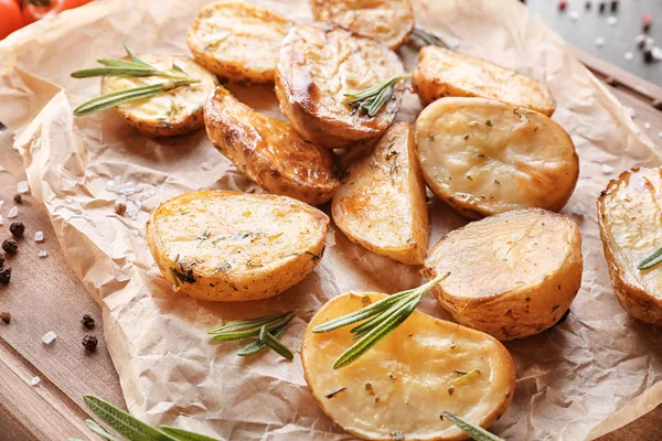 Вкусный картофель с розмарином — стоковое фото