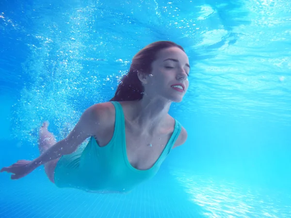 Mujer nadando en la piscina — Foto de Stock