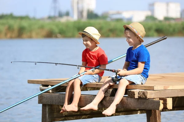 Bonito crianças pesca no dia de verão — Fotografia de Stock