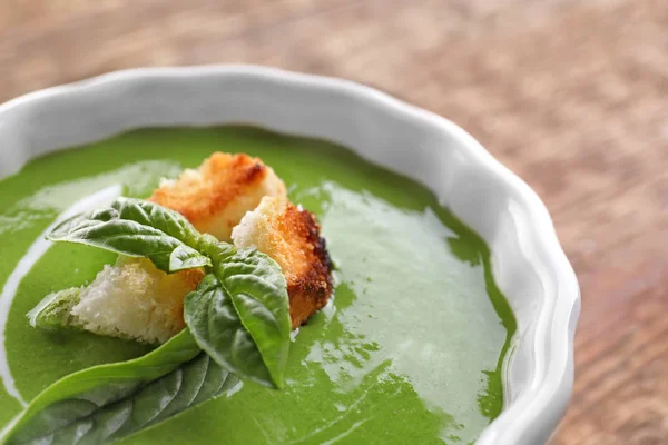 Ciotola con gustosa zuppa di spinaci — Foto Stock