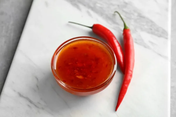 Smaczny sos chili w misce — Zdjęcie stockowe