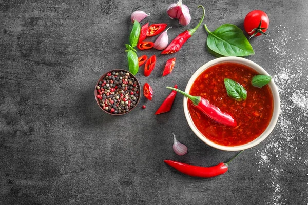 Skład z sosem chili w misce — Zdjęcie stockowe