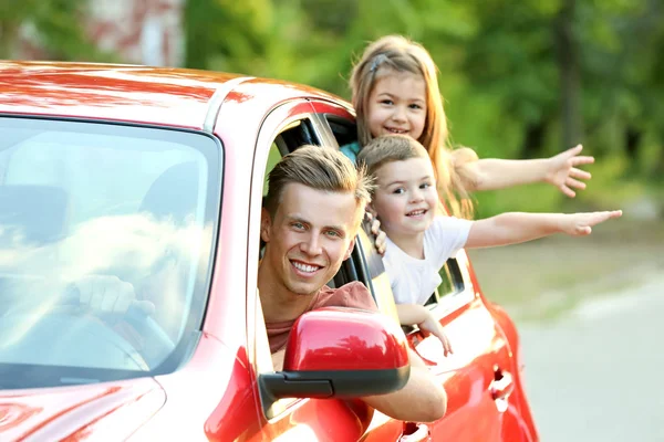 Familia feliz en coche — Foto de Stock