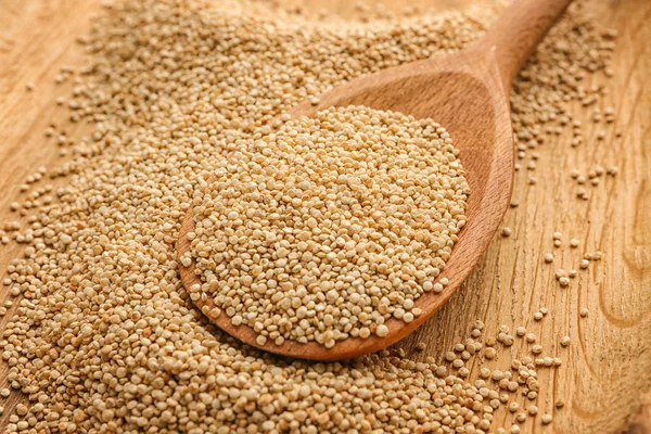 Bílá quinoa v lžíce — Stock fotografie